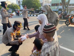 Polres Dumai Membagikan Ratusan Takjil Kepada Masyarakat Kota Dumai